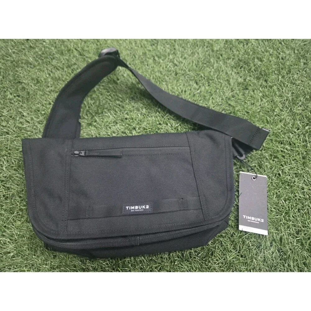 Timbuk2 Catapult Sling Bag Jet Black Adjustable Strap Inner Pockets Zip Buckle
